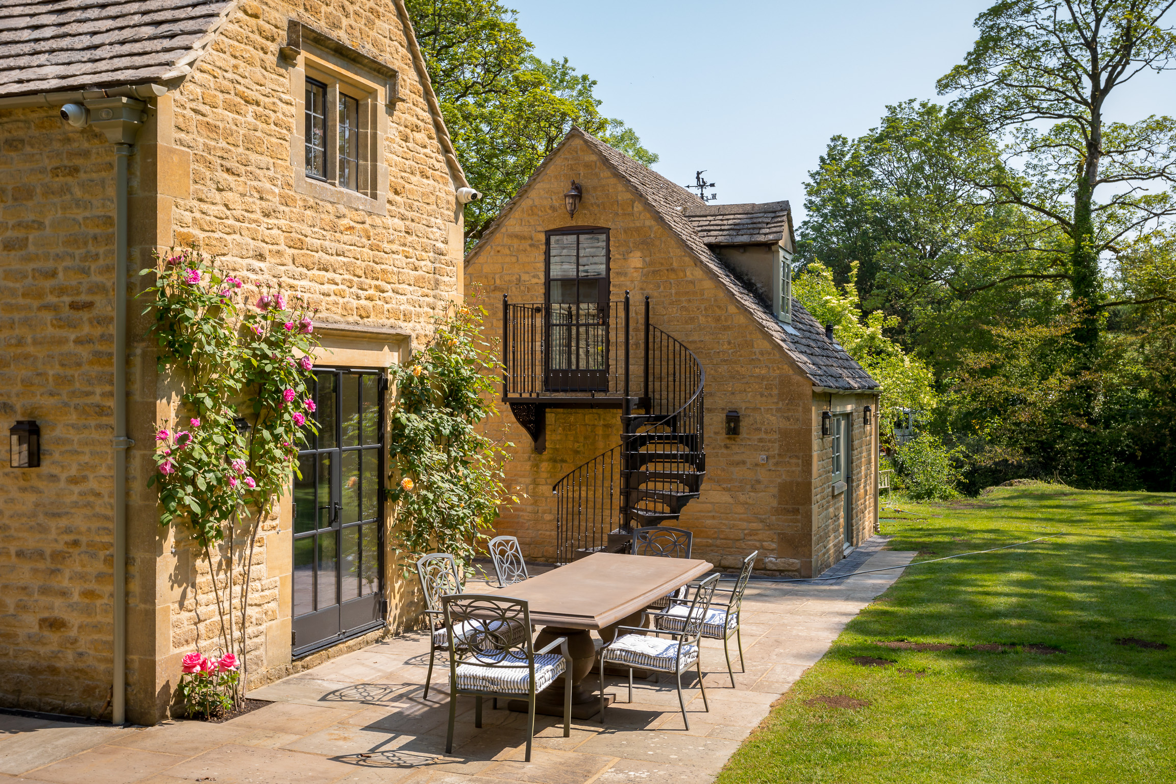 Cotswold house & garden with outdoor seating